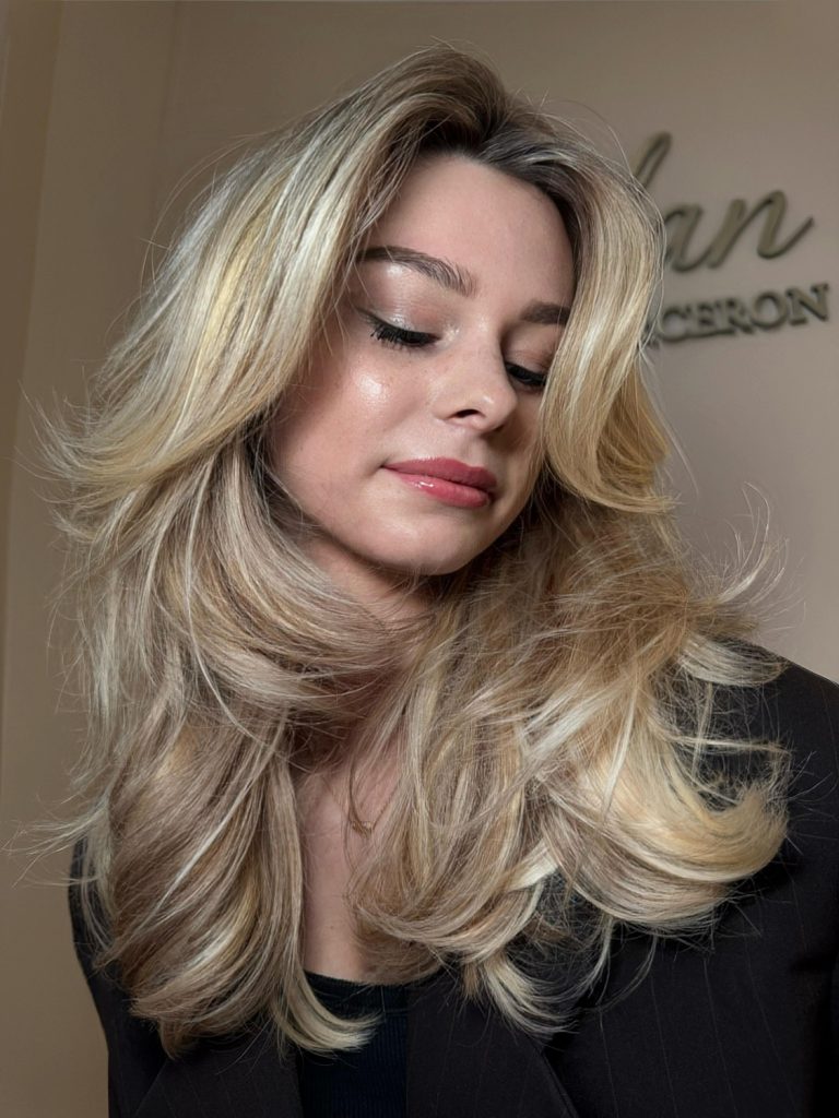 Balayage blond beige effet glamour dans un salon de coiffure au Mans