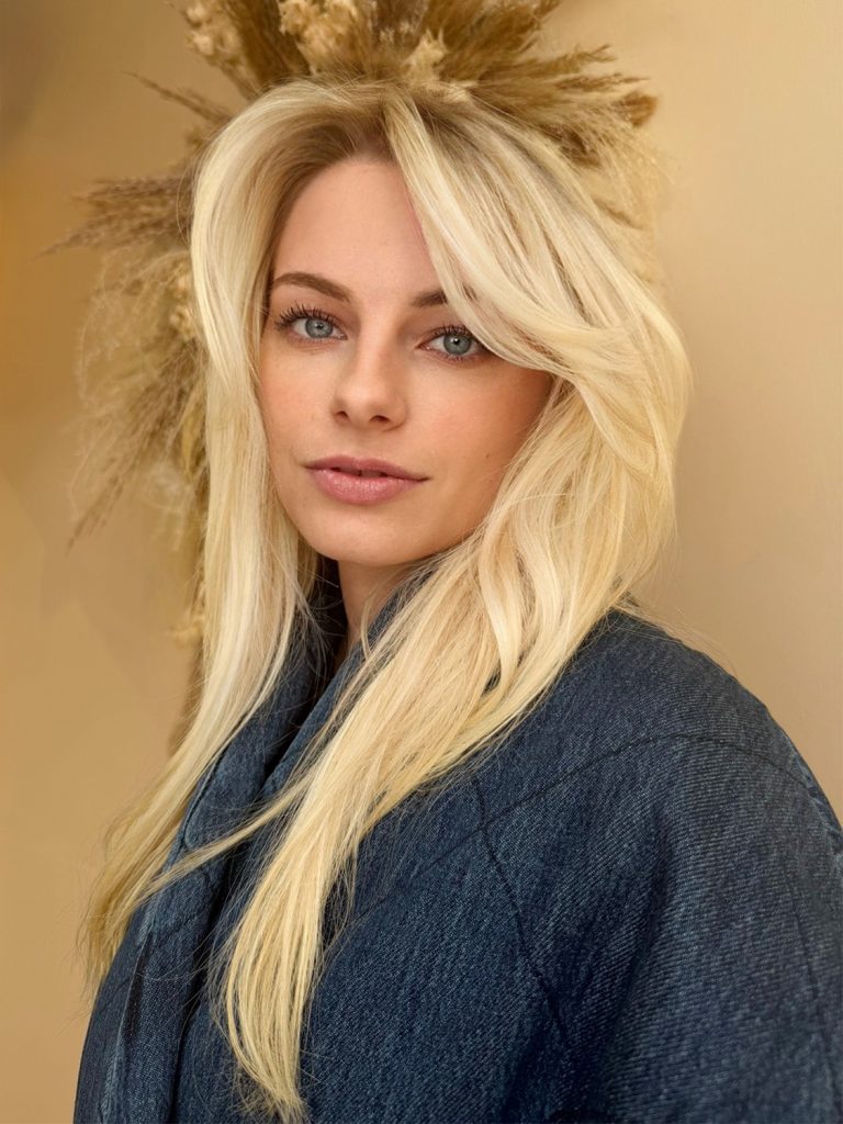 Balayage blond clair avec volume et mouvement réalisé par un coiffeur au Mans