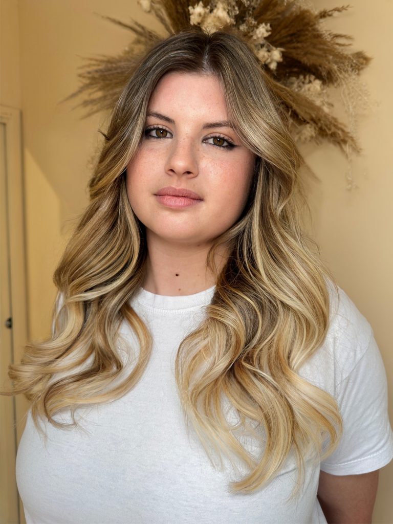 Balayage blond doré sur cheveux longs avec effet naturel au Mans en Sarthe