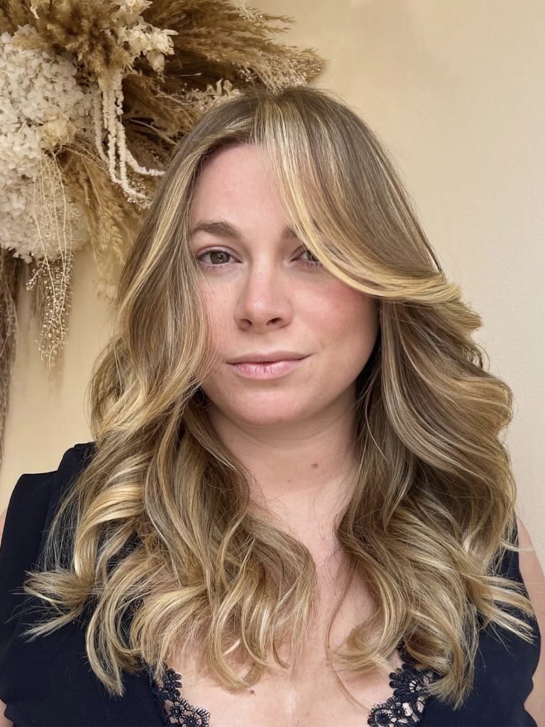 Balayage blond naturel effet soleil sur cheveux mi-longs réalisé au Mans