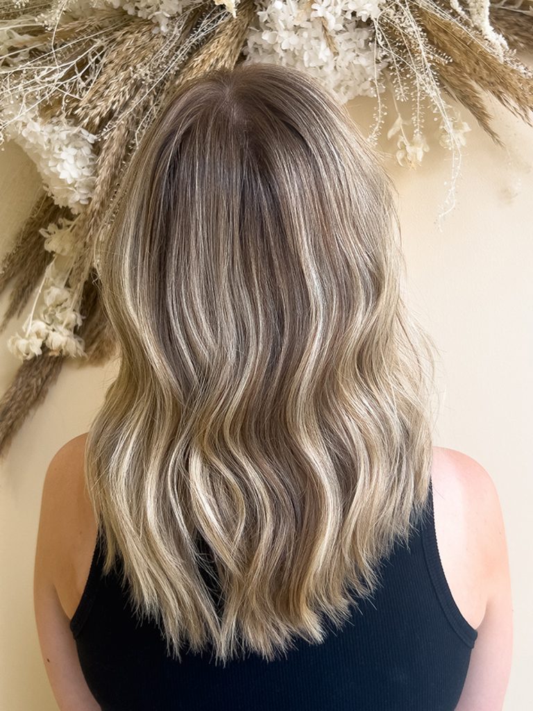 Balayage blond naturel sur cheveux longs avec effet lumineux au Mans en Sarthe