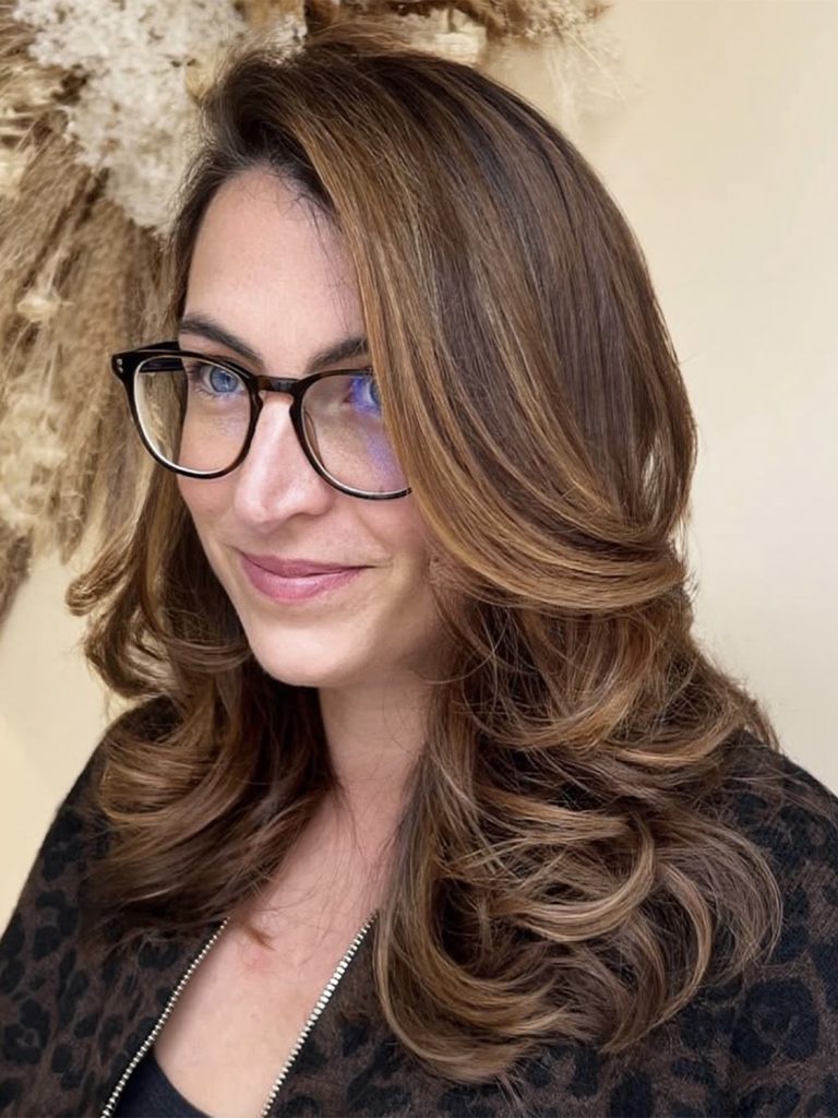 Balayage brun chaud avec volume et ondulations réalisé par un coiffeur au Mans