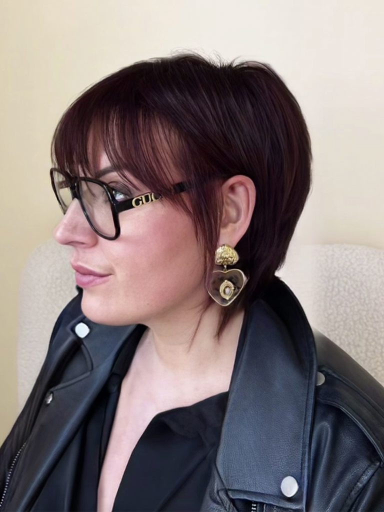 Coloration avec coupe transformation courte et moderne dans un salon de coiffure au Mans