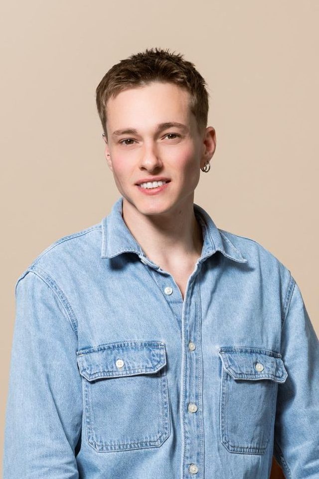 Dylan Merceron coiffeur visagiste au Mans dans son salon privé